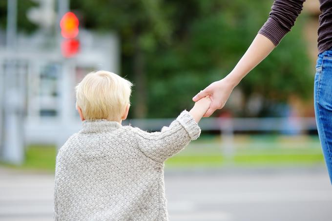 Otrokovo ravnanje usmerjajo predvsem radovednost, čustva in dogajanje okoli njega, manj pa razum, zato morajo biti vozniki nanj vselej pozorni in mu VEDNO prepustiti prednost na prehodih za pešce. | Foto: Thinkstock