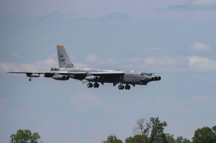 letalo B-52 | Obujeno letalo B-52 z vzdevkom "Wise Guy" so zasilno zakrpali in z njim opravili polet do vojaške zračne baze v Barksdalu.   | Foto USA Air Force