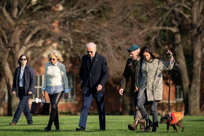 Ameriški predsednik Joe Biden, prva dama Jill Biden, polkovnik David D. Bowling, poveljnik skupne baze Myer-Henderson Hall in Ashley Biden, po odhodu iz Camp Davida v Marylandu. 17. april 2022.  | Foto: Reuters