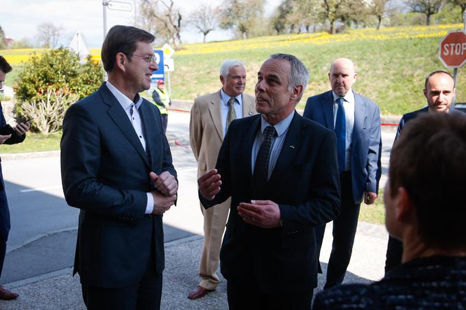 Župan Komende Stanislav Poglajen je poveljnik tamkajšnjega gasilskega društva in samovžiga ne more stoodstotno izključiti. Na fotografiji je s premierjem Mirom Cerarjem na spomladanskem kmetijsko-obrtnem sejmu v Komendi leta 2017. | Foto: STA ,