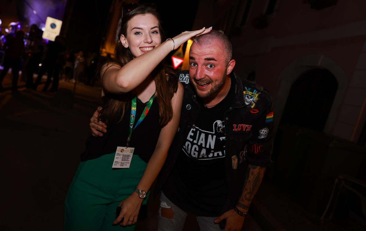 Dejan Dogaja in Kiara Haas | Kiara Haas je bila med pobudniki akcije, da si njen izbranec Dejan Krajnc na lanskem festivalu Pivo in cvetje postriže kultno irokezo. | Foto Mediaspeed