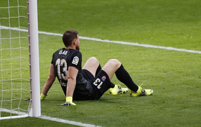 Jan Oblak je na koncu ostal celo brez obrambe. Oba strela gostov v okvir vrat sta končala za njegovim hrbtom. | Foto: Reuters