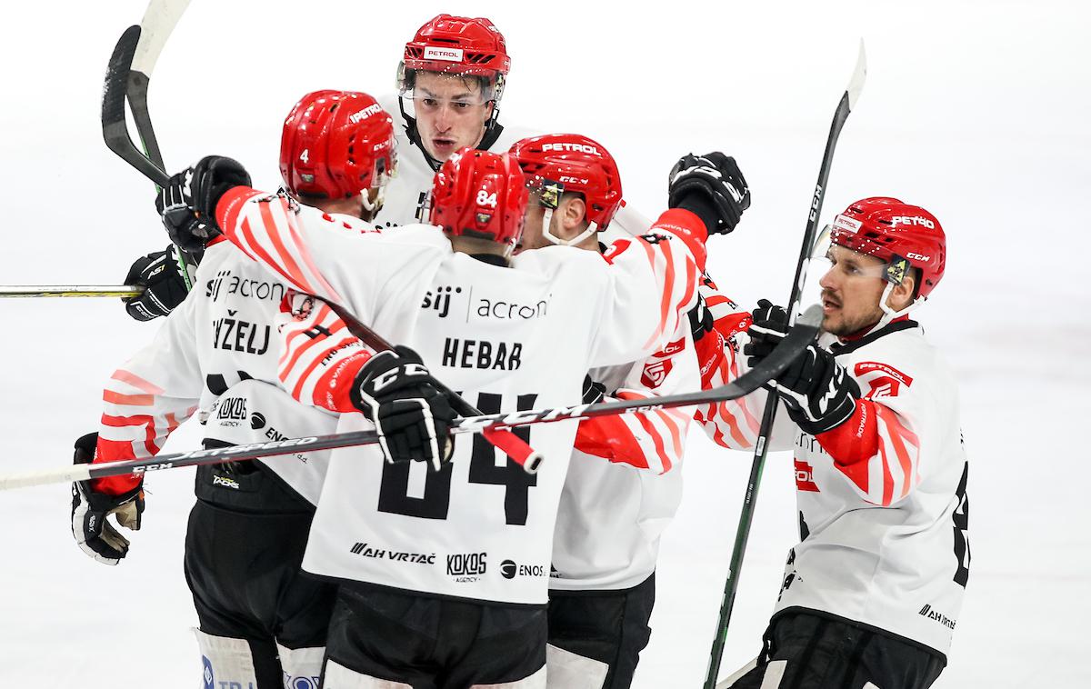 HK Olimpija - HDD Jesenice | Hokejisti Olimpije in Jesenic so v Tivoliju začeli finale državnega prvenstva. Prvak bo tisti, ki bo zmagal trikrat. | Foto Matic Klanšek Velej/Sportida