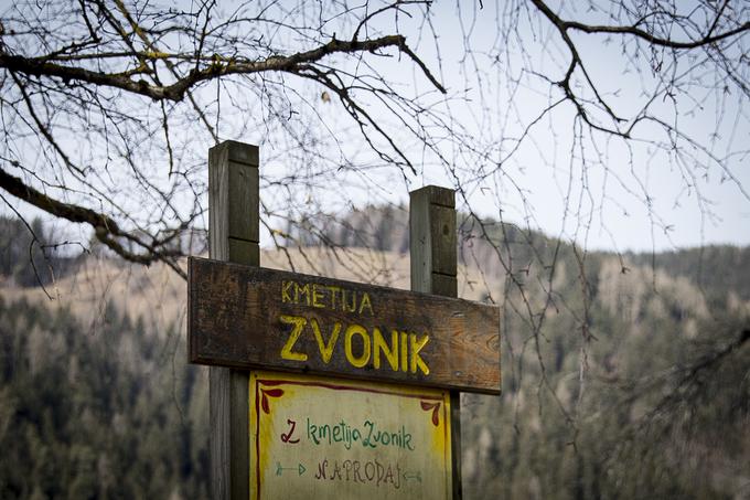 "Ker ljudje sploh ne vedo, kako bi se to šli, veliko kmetij enostavno propade. Ene zato, ker lastniki nimajo potomcev, ene pa zato, ker tam enostavno nehajo kmetovati," razlaga Tadej. Pred kemtijo stoji lična tabla, na katero zapišejo pridelke, ki so na voljo za prodajo. | Foto: Ana Kovač