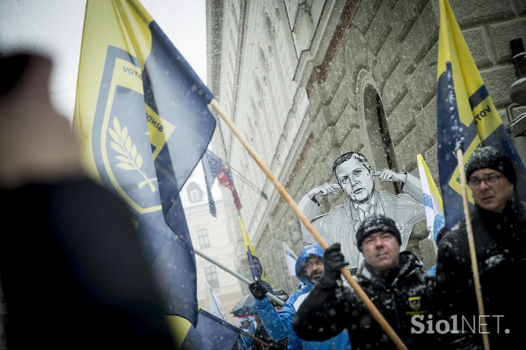 protest policistov pred vlado