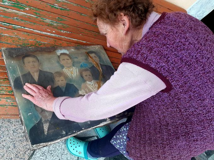 Ana Juvan, snaha Mance Karun, poročene Juvan, zadnje Slovenke, ki je preživela potop Titanika med ogledovanje slike, na kateri je Mančina družina. | Foto: Alenka Teran Košir