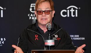 Elton John se po 50 letih poslavlja od koncertnih odrov #video