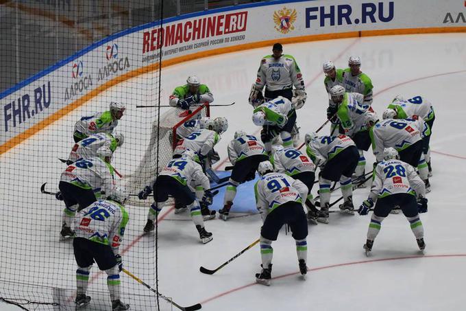 En posameznik ne more narediti veliko. Uspe jim lahko le kot ekipi. Ekipni duh v tem kolektivu ni bil nikoli vprašljiv. | Foto: Hokejska zveza Slovenije