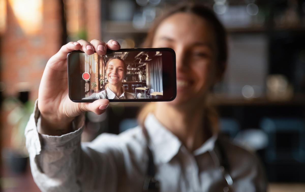 Mobilni telefon, mobitel | Najboljša kamera je ena od treh kategorij, v katerih za naslov Naj Digi 2021 tekmujejo (pametni) mobilni telefoni. | Foto Getty Images