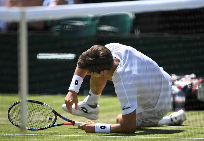 Aljaž Bedene je v drugem nizu nerodno padel, a se k sreči ni poškodoval. | Foto: Reuters