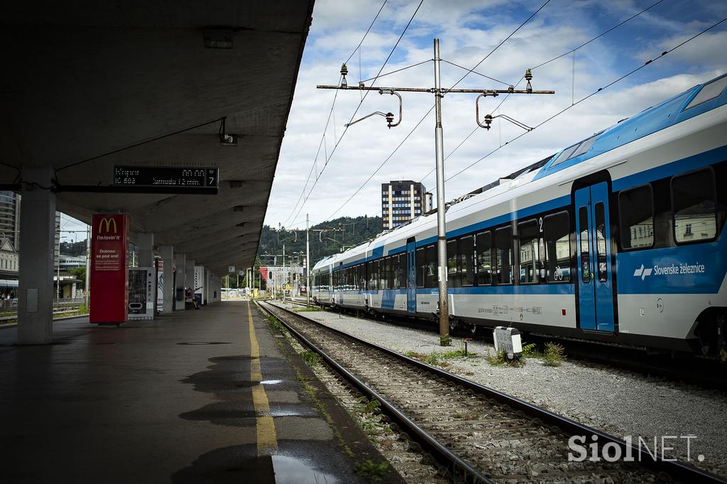 Prva javna vožnja električnega Stadlerja