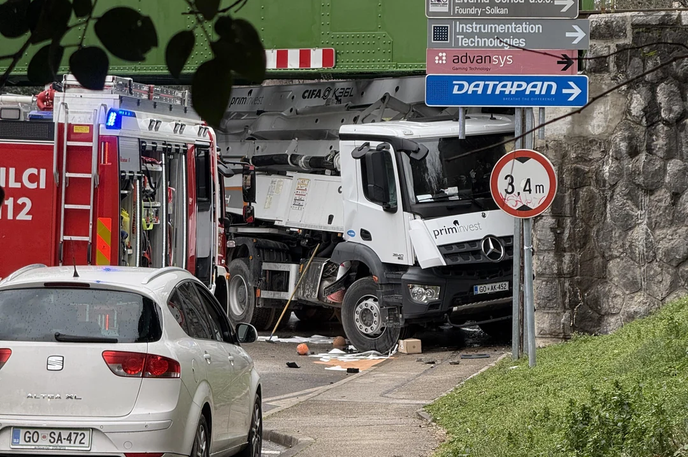 Tovornjak | Gre že za drugo podobno nesrečo pod železniškim mostom v Solkanu.  | Foto Reddit/r/Slovenia