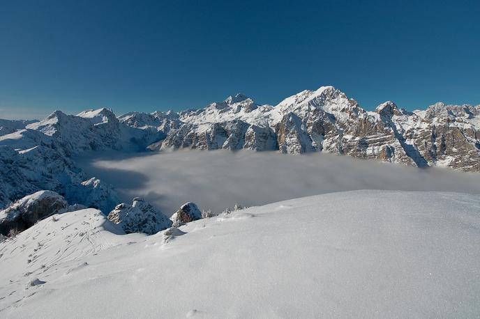 Julijske Alpe pozimi | V slovenskih gorah je letos umrlo že osem ljudi, od tega sedem zaradi zdrsa oz. padca in eden zaradi zdravstvenih težav. | Foto Aleš Zdešar, arhiv javnega zavoda Triglavski narodni park