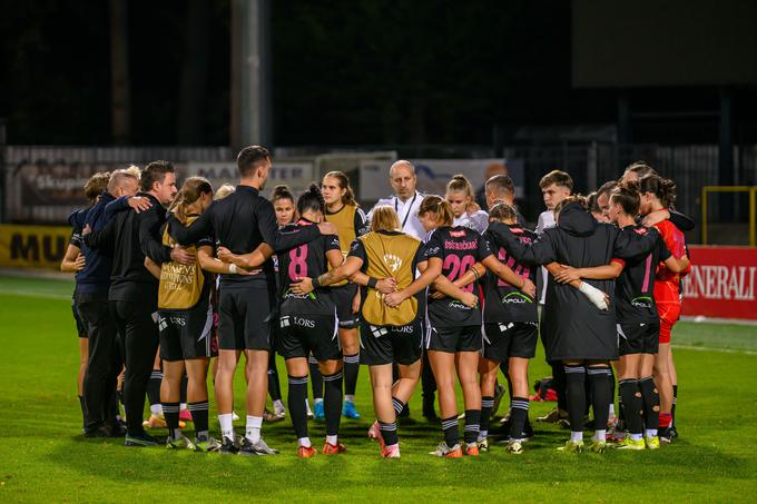 Glave gor in pogumno naprej, je bilo Kokolovo sporočilo dekletom po porazu s St. Pöltnom. | Foto: Jure Banfi/alesfevzer.com