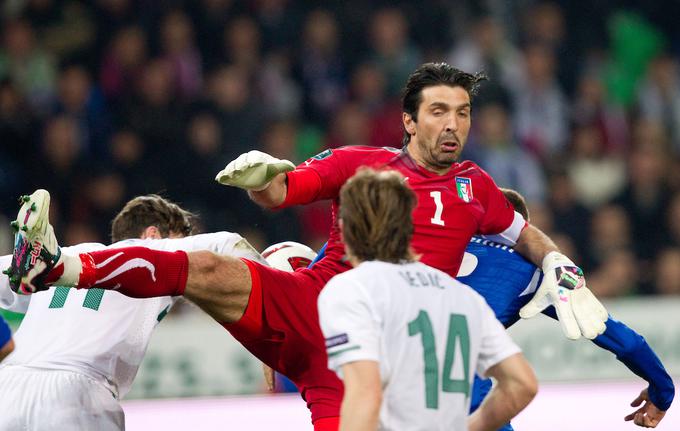 Gianluigi Buffon v akciji v Stožicah 25. marca 2011. | Foto: Vid Ponikvar