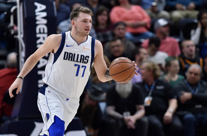 Dončić je trenutno najbolj vroč novinec v ligi NBA, povrhu vsega pa je njegovo moštvo Dallas Mavericks bolj učinkovito od njegovih najbližjih zasledovalcev v boju za laskavo lovoriko. | Foto: Getty Images