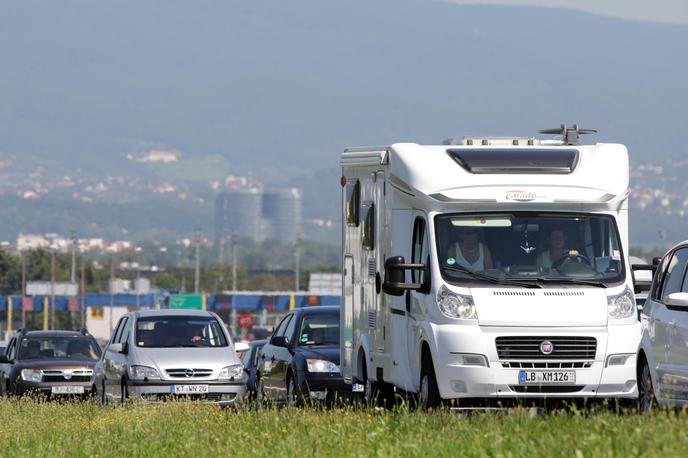 avtodom Hrvaška | Tujci so bili skriti pod posteljo, v omarah in predalih. | Foto STA