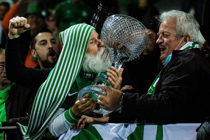 Olimpija Celje | Veselje navijačev Olimpije po zadnji osvojeni pokalni lovoriki pred petimi meseci v Kopru. | Foto Grega Valančič/Sportida