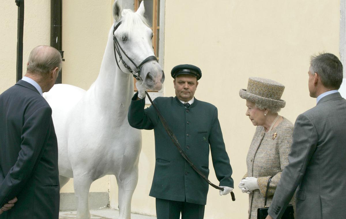 kraljica Elizabeta in konj | Foto STA