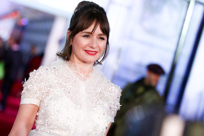 Emily Mortimer je za božič nekoč dobila plastična pladnja za ledene kocke, zavita v časopisni papir. | Foto: Getty Images