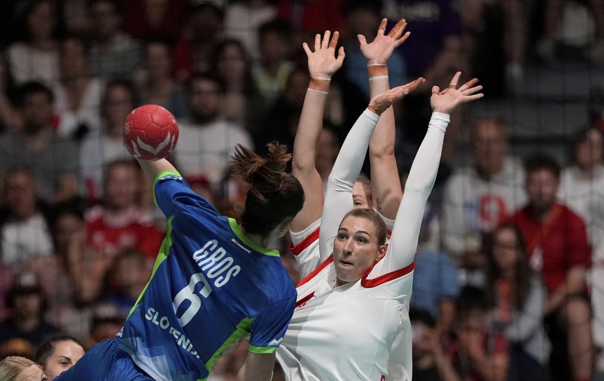 slovenska ženska rokometna reprezentanca : Danska, olimpijske igre, Ana Gros | Slovenke so na premierni olimpijski tekmi pričakovano izgubile z Dankami. Ana Gros se je podpisala pod zgodovinski prvi gol na olimpijskih igrah. | Foto Guliverimage