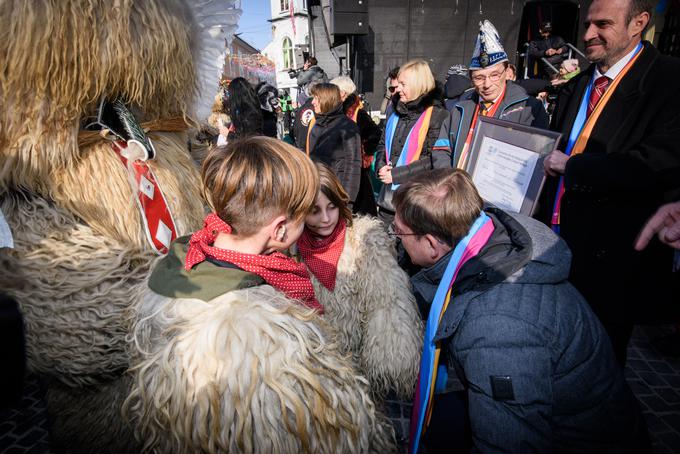 Med obiskom Ptuja je pozdravil tudi nastopajoče. | Foto: STA ,