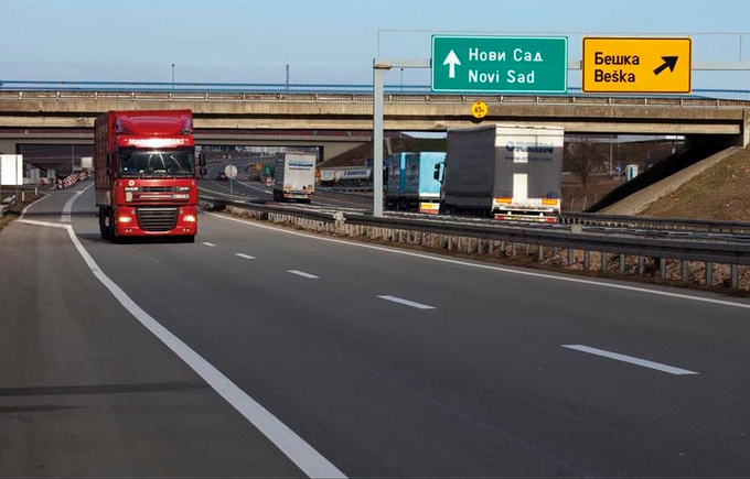 Z denarjem, ki ga v Srbiji letno namenijo za pokrivanje škode zaradi ukradenega materiala, bi lahko zgradili en kilometer avtoceste, pravi šef državnega podjetja Putevi Srbije Zoran Stojsavljević.  | Foto: Putevi Srbije