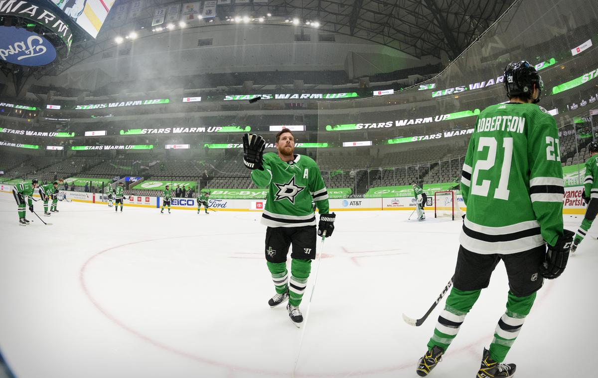 Joe Pavelski Dallas Stars | Hokejist Dallasa Joe Pavelski, ki je bil sopodajalec tudi pri zmagovitem zadetku Dallasa, je tako obdaril enega izmed navijačev s ploščkom. | Foto Reuters