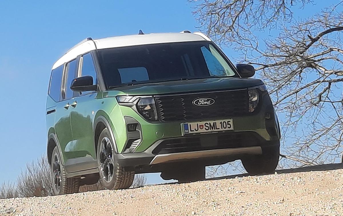 Ford Tourneo Courier | Odbijača sta utrjena s ščitnima ploščama in črno plastiko. Nepogrešljiva je na blatnikih in pragovih, najdemo jo tudi okoli meglenk. Halogenska žarometa razumemo kot ukrep za nižjo ceno, čeprav samodejno menjata dolžino svetlobnega snopa.  | Foto Aleš Črnivec