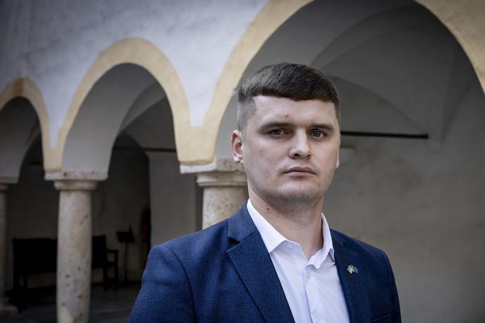 Taras Shapravsky | "Ko se zdaj pelješ po cesti, je vse urejeno, toda vsakič znova se ti obudijo spomini, da so bili tam ubiti ljudje," leto in pol po grozljivih pobojih pravi podžupan Buče Taras Šapravski. | Foto Ana Kovač