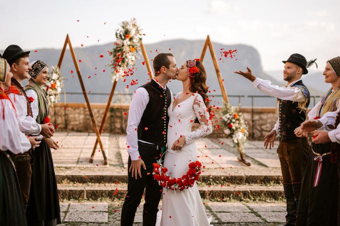 Obred so okrasili z lesenimi oboki, ki so ponazarjali Triglav. | Foto: Ana Gregorič Photography