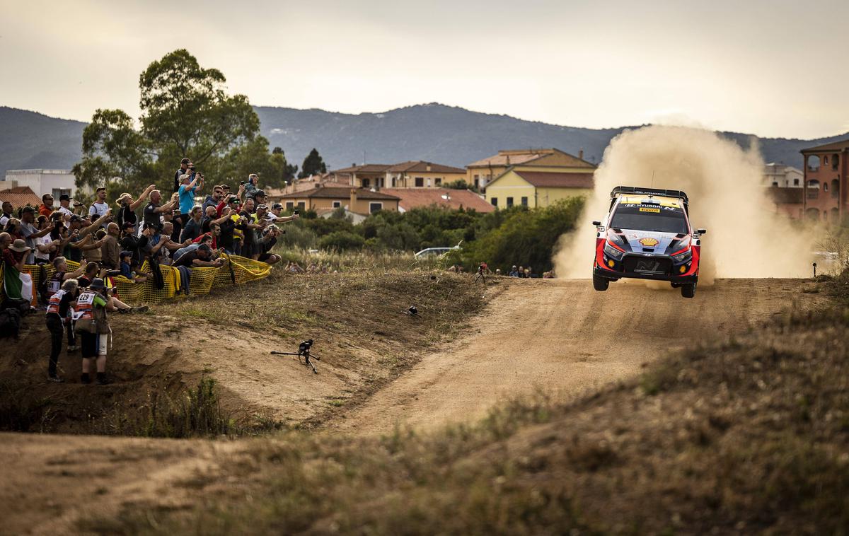 reli Sardinija Esapekka Lappi Hyundai | Esapekka Lappi vodi po sedmih hitrostnih preizkušnjah na Sardiniji. | Foto Guliver Image