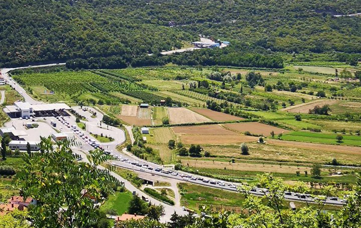 Dragonja gneča | Na mejnem prehodu Dragonja je dolga kolona vozil za vstop na Hrvaško, medtem ko čakalne dobe za vstop v Slovenijo ni. | Foto Miran Šmid