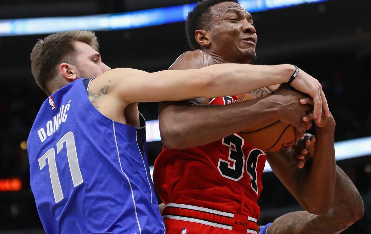 Luka Dončić | Luka Dončić v dvoboju s sovrstnikom Wendellom Carterjem Jr. | Foto Guliver/Getty Images