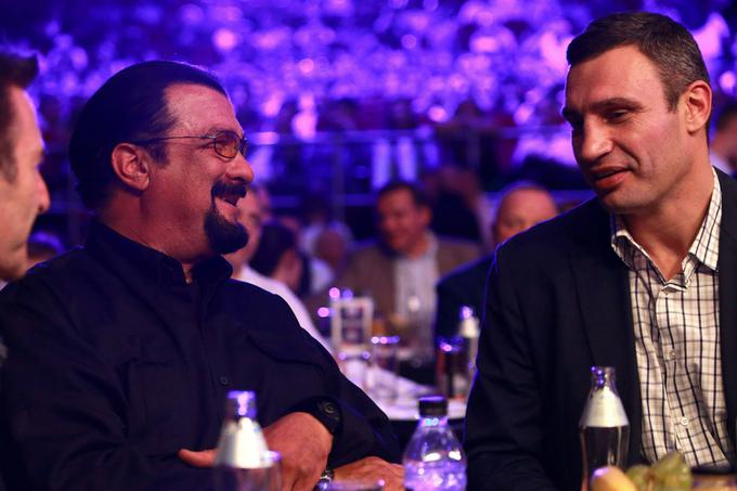 Fotografija, ki bi jo bilo danes tako rekoč nemogoče posneti še enkrat: Steven Seagal in nekdanji boksar, zdaj pa župan ukrajinske prestolnice Kijev Vitalij Kličko leta 2013 skupaj med gledalci na boksarskem obračunu za naslov prvaka najtežje kategorije.  | Foto: AP / Guliverimage