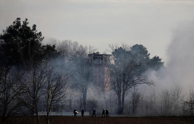 Grške oblasti so turške pripadnike varnostnih sil obtožile, da so na grško stran meje izstrelili solzivec in dimne bombe. | Foto: Reuters