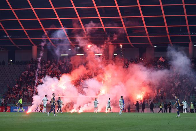 Navijači Rijeke so po dobri uri poskrbeli za sramotno dogajanje. | Foto: Filip Barbalić/www.alesfevzer.com