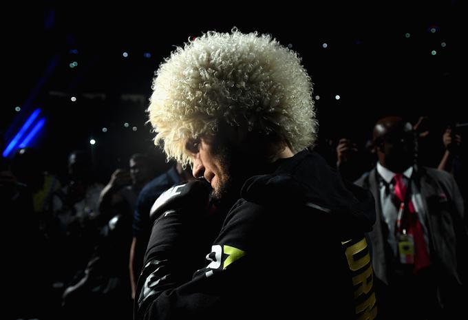 Habib Nurmagomedov pred bitko vedno nosi bojno pokrivalo, kakršno nosijo dagestanski pastirji, s katerimi ni dobro češenj zobati.  | Foto: Getty Images