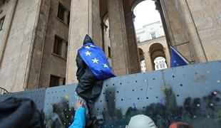 Kaos v Gruziji: protestniki podrli barikado pred parlamentom, varnostniki rušijo vse pred seboj #foto #video