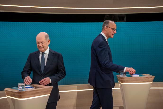 Olaf Scholz, Friedrich Merz, soočenje, volitve, 2025 | Friderich Merz je favorit za naslednjega kanclerja v državi, njegova konservativna zveza CDU/CSU pa pred parlamentarnimi volitvami 23. februarja v anketah vodi s približno 30 odstotki. Stranki SPD aktualnega kanclerja, ki nemško vlado vodi od leta 2021, je podpora padla na okoli 15–18 odstotkov, s čimer bi zaostala tudi za AfD, ki ji ankete pripisujejo okoli 21 odstotkov. | Foto Reuters