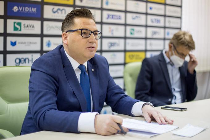 "Zveza mora poskrbeti, da imate pot čimbolj olajšano in se je razveselite, rezultate pa delate vi," je atletom sporočil predsednik zveze Roman Dobnikar. | Foto: Peter Kastelic/AZS