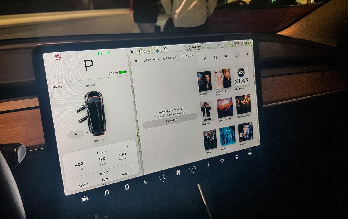 Tesla model 3 | Zaslon v modelu 3 ima ločljivost 1.920 x 1.200 točk. | Foto Gašper Pirman