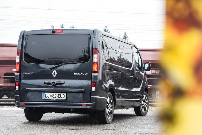 Trafic grand passenger spaceclass bi skupaj z dodatno opremo stal krepko prek 40 tisočakov, s popustom pa ostaja pod to mejo. | Foto: Gašper Pirman