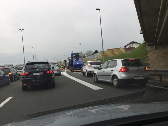 Na meji s Hrvaško so potniki čakali tudi po več ur. | Foto: Gregor Pavšič