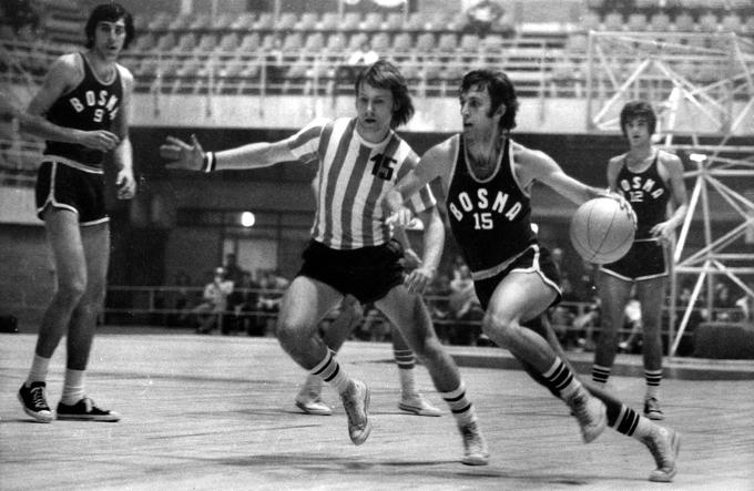 Obračun Crvene zvezde in Bosne leta 1973 v beograjskem Pionirju, Mirza Delibašić v ozadju z dvanajstico. | Foto: Guliverimage