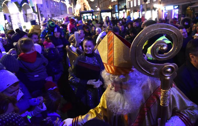 Priljubljeni decembrski svetnik po izročilu na predvečer pred svojim godom obdaruje predvsem pridne otroke, poredni pa, kot velja, prejmejo šibo. | Foto: Bobo