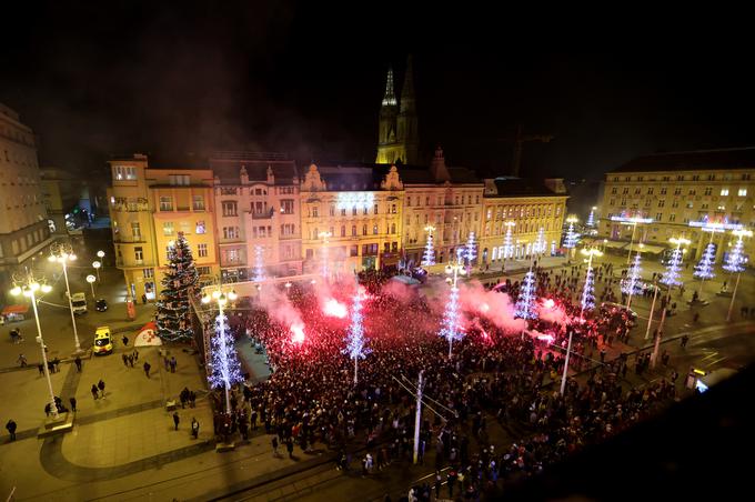 Na Trgu bana Jelačića se je zbralo ogromno ljubiteljev nogometa, ki pa niso dočakali niti enega zadetka hrvaške izbrane vrste. | Foto: Reuters