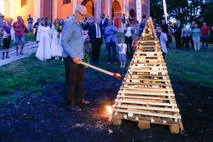 Nagrajenec je prejel ček v vrednosti 5.000 evrov bruto, nato je, kot veleva tradicija, prižgal kresni ogenj. | Foto: STA ,