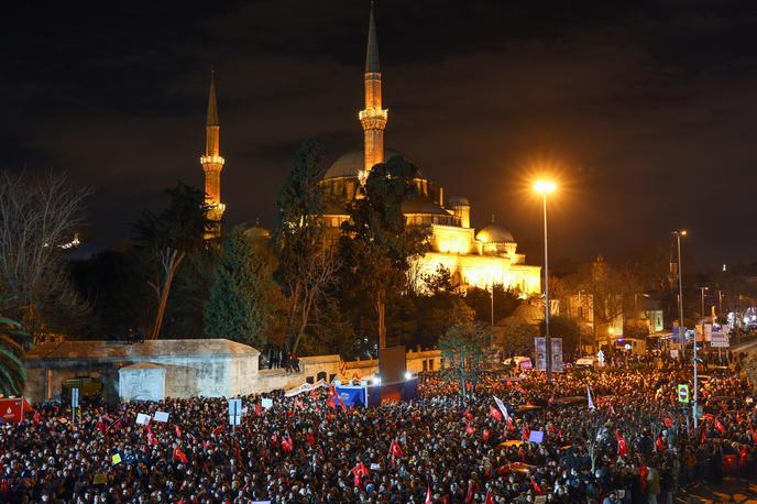 Istanbul, protesti | Največja opozicijska stranka v državi, Republikanska ljudska stranka (CHP), je Ekrema Imamogluja nameravala v nedeljo imenovati za svojega kandidata na predsedniških volitvah. Njegovo pridržanje je stranka označila za državni udar. | Foto Reuters