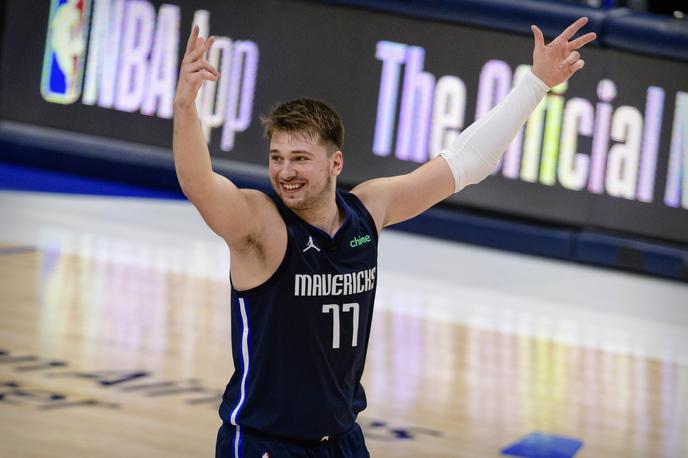 Luka Dončić | Veselje Luka Dončića ob ključni trojki, ki je zaokrožila preobrat Dallasa proti prvakom iz Los Angelesa. | Foto Reuters